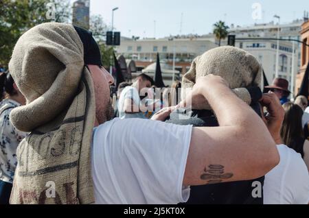 Due portatori (costaleros in spagnolo) della fratellanza 'El Cachorro' durante la settimana Santa. Venerdì Santo. Foto Stock