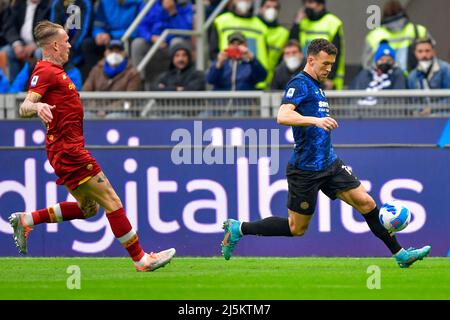 Milano, Italia. 23rd, Aprile 2022. Ivan Peresic (14) di Inter ha visto durante la Serie un incontro tra Inter e Roma a Giuseppe Meazza di Milano. (Photo credit: Gonzales Photo - Tommaso Fimiano). Foto Stock