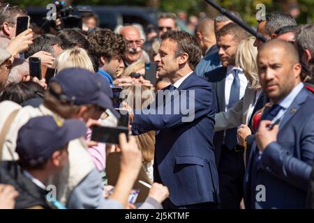 (220424) -- LE TOUQUET, 24 aprile 2022 (Xinhua) -- il presidente francese Emmanuel Macron scrolla le mani con i suoi sostenitori dopo aver castato le sue urne a le Touquet, Francia settentrionale, il 24 aprile 2022. Il runoff presidenziale francese del 2022 è partito alle ore 8 ora locale (0600 GMT) di domenica in Francia metropolitana tra il presidente in carica Emmanuel Macron e il candidato Marine le Pen. (Foto di Angelini Hans/Xinhua) Foto Stock