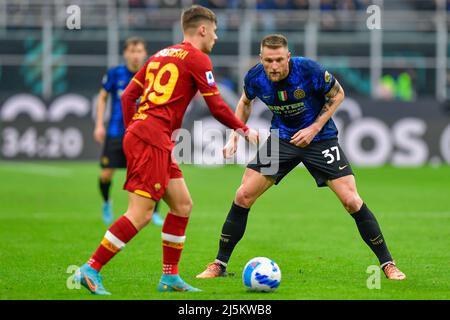 Milano, Italia. 23rd Apr 2022. Milano Skriniar (37) di Inter ha visto durante la Serie un incontro tra Inter e Roma a Giuseppe Meazza di Milano. (Photo Credit: Gonzales Photo/Alamy Live News Foto Stock