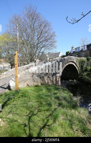 Ceres, Fife, Scotland, UK. Situato in una piccola glen, a circa 2 miglia sopra il Ceres Moor da Cupar e a 7 miglia da St Andrews. L'ex parrocchia di questo nome includeva gli insediamenti di Baldinnie, Chance Inn, Craigrothie, Pitscottie e Tarvit Mill. E' anche la sede del Museo Folcloristico di Fife. Il Ceres Burn si estende lungo le Bow Butts e il verde del villaggio e si estende lungo l'attraente ponte del 17th secolo, noto anche come "Ponte del Vescovo". Foto Stock