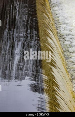 Riflessioni sul fiume Battle Creek vicino alla cascata di Wagner Drive, la diga di Verona dove un tempo operava il Mulino di Verona, Battle Creek, Michigan, USA Foto Stock