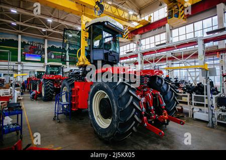 Processo di montaggio dei trattori agricoli in officina industriale Foto Stock