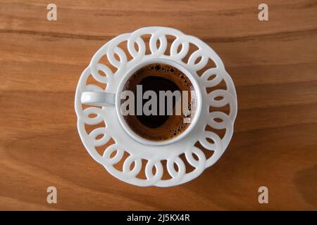 Caffè turco in tazza su sfondo di legno Foto Stock
