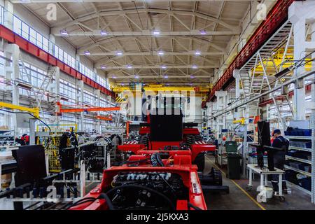 Processo di montaggio dei trattori agricoli in officina industriale Foto Stock