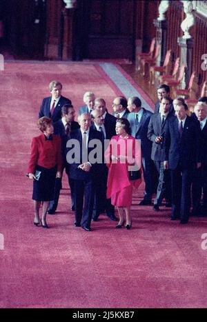 Il leader sovietico MIKHAIL GORBACHEV e la moglie Raisa incontreranno la Regina Elisabetta II al Castello di Windsor durante la visita di Stato in Inghilterra 1988 Foto Stock