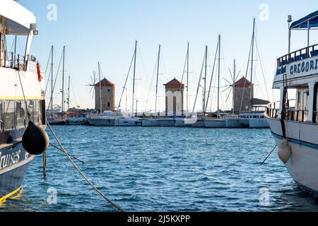 Vista dei Mulini di Rodi dal lato della Marina e del Porto di Mandraki. Foto Stock