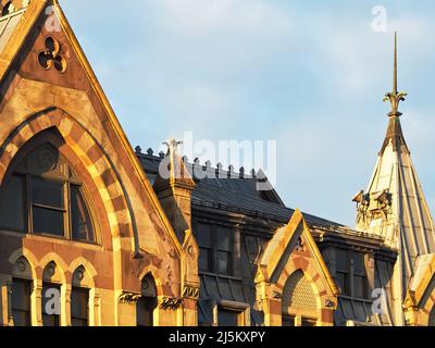 Syracuse, New York, Stati Uniti. Aprile 23, 2022. Vista dei dettagli architettonici sul tetto della storica Syracuse Savings Bank nel centro di Syracuse, NY Foto Stock