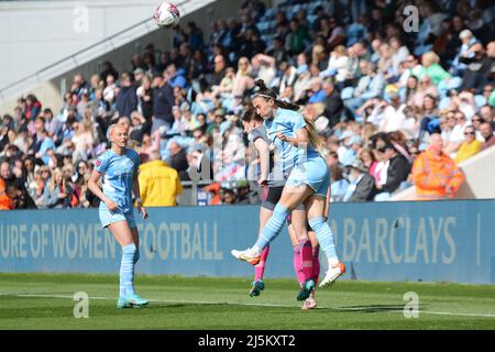 Manchester, Regno Unito. 24th Apr 2022. Lucy Bronze (#20 Manchester City) è chiaro durante la partita fa Womens Super League tra Manchester City e Leicester City all'Academy Stadium di Manchester, Inghilterra Paul Roots/SPP Credit: SPP Sport Press Photo. /Alamy Live News Foto Stock