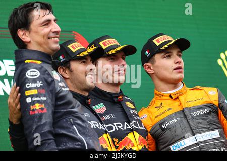 Il podio (da L a R): Enrico Balbo, Red Bull Racing Head di Aerodinamica; Sergio Perez (MEX) Red Bull Racing, secondo; Max Verstappen (NLD) Red Bull Racing, vincitore di gara; Lando Norris (GBR) McLaren, terzo. 24.04.2022. Formula 1 World Championship, Rd 4, Gran Premio Emilia Romagna, Imola, Italia, Race Day. Il credito fotografico dovrebbe essere: XPB/Press Association Images. Foto Stock