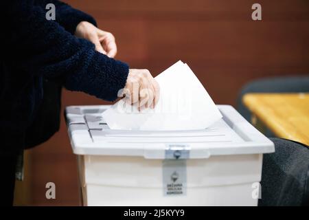 Kranj, Slovenia. 24th Apr 2022. Un elettore lancia il suo voto durante le elezioni parlamentari slovene del 2022 a Kranj. Ci si aspetta un’affluenza record, mentre i sondaggi suggeriscono una gara serrata tra il Partito democratico sloveno (SDS) del primo Ministro Janez Jansa e il movimento della libertà, un nuovo partito guidato da Robert Golob. Credit: SOPA Images Limited/Alamy Live News Foto Stock