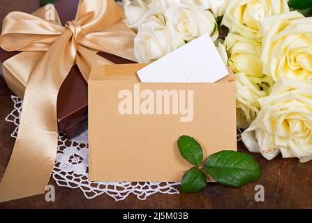 Bellissimi fiori bianchi. Rose con busta e cuori. Spazio vuoto per l'annuncio, le iscrizioni o i messaggi. Foto Stock