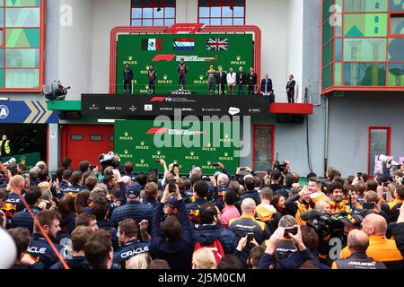 Il podio (da L a R): Enrico Balbo, Red Bull Racing Head di Aerodinamica; Sergio Perez (MEX) Red Bull Racing, secondo; Max Verstappen (NLD) Red Bull Racing, vincitore di gara; Lando Norris (GBR) McLaren, terzo. 24.04.2022. Formula 1 World Championship, Rd 4, Gran Premio Emilia Romagna, Imola, Italia, Race Day. Il credito fotografico dovrebbe essere: XPB/Press Association Images. Foto Stock