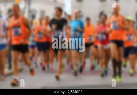 Intenzionalmente offuscato molti atleti in corsa durante la corsa del piede nella città Foto Stock