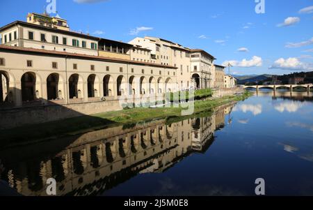 Lungo portico con la riflessione sul fiume Arno chiamato CORRIDOIO VASARIANO nella città di Firenze nella regione Toscana in ITALIA Foto Stock