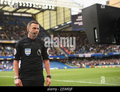 Londra, Regno Unito. 23rd Apr 2022. 24 Aprile 2022 - Chelsea contro West Ham United - Premier League - Stamford Bridge il Referee Michael Oliver consulta il monitor VAR sul campo prima di inviare Craig Dawson, cambiando la sua decisione da una carta gialla a una rossa durante il gioco a Stamford Bridge. Picture Credit : Credit: Mark Pain/Alamy Live News Foto Stock