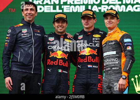 Il podio (da L a R): Enrico Balbo, Red Bull Racing Head di Aerodinamica; Sergio Perez (MEX) Red Bull Racing, secondo; Max Verstappen (NLD) Red Bull Racing, vincitore di gara; Lando Norris (GBR) McLaren, terzo. 24.04.2022. Formula 1 World Championship, Rd 4, Gran Premio Emilia Romagna, Imola, Italia, Race Day. Il credito fotografico dovrebbe essere: XPB/Press Association Images. Foto Stock