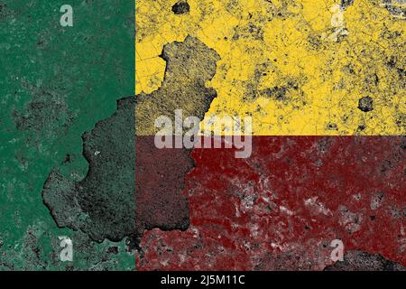 Bandiera Benin su una vecchia parete di cemento danneggiata Foto Stock