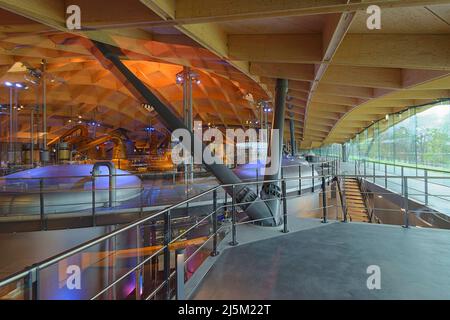 DISTILLERIA DI WHISKY MACALLAN INTERNO CRAIGELLACHIE SCOZIA VISTA SU ALAMBICCHI DI RAME E L'ESTERNO Foto Stock