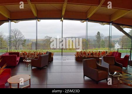 DISTILLERIA DI WHISKY MACALLAN INTERNO CRAIGELLACHIE SCOZIA VISTA VERSO L'ESTERNO DAL PIANO SUPERIORE ZONA LOUNGE Foto Stock