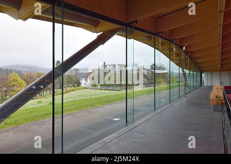 DISTILLERIA DI WHISKY MACALLAN INTERNA CRAIGELLACHIE SCOZIA VISTA ALL'ESTERNO DA LOUNGE WINDOWS Foto Stock