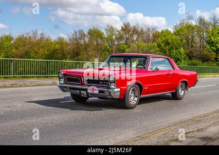 1965 60s 6xties Red Piontiac GTO 2DR 6500cc benzina muscolare auto; Manchester a Blackpool Classic Car Run Foto Stock