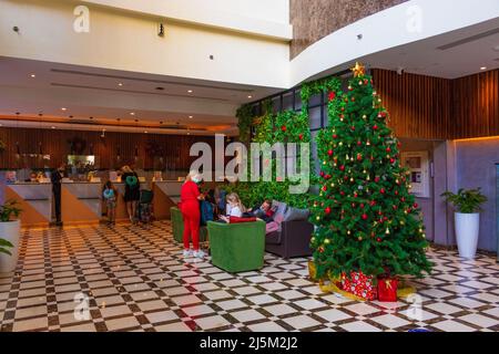 Albero di Natale con regali in una lobby dell'hotel a Dubai, Emirati Arabi Uniti Foto Stock