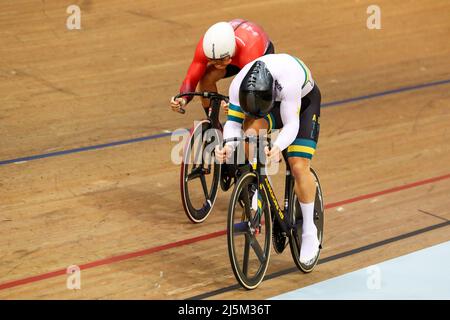 Glasgow, Regno Unito. 24th Apr 2022. Nella quarta e ultima giornata della UCI Track Nations Cup, che si tiene presso l'Emirates Stadium, noto anche come Chris Hoy Velodrome, Glasgow, un campo internazionale di concorrenti sia maschili che femminili che partecipano anche a tutti gli aspetti delle competizioni ciclistiche, tra cui Women's Keiran, Men's Omnium, Donna Madison e uomo Sprint. Credit: Findlay/Alamy Live News Foto Stock