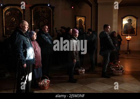 Buca, Ucraina - 24 aprile 2022 - la gente partecipa ad una liturgia pasquale nella Chiesa di Sant'Andrea il primo apostolo di Buca che si sta riprendendo dai crimini di guerra commessi dalle truppe russe dopo la sua liberazione dagli invasori russi, nella Regione di Kiev, nel nord dell'Ucraina. Foto di Hennadii Minchenko/Ukrinform/ABACAPRESS.COM Foto Stock