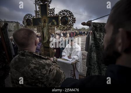 Bucha, Ucraina. 24th Apr 2022. Un sacerdote svolge i suoi servizi presso la Chiesa della Natività della Beata Vergine della Chiesa Ortodossa di Ucraina a Borodyanka, Ukriane, domenica 24 aprile 2022. Il Segretario generale delle Nazioni Unite ANT-nio Guterres incontrerà martedì a Mosca il Presidente russo Vladimir Putin e il Ministro degli esteri russo Sergei Lavrov. Foto di Ken Cedeno/UPI Credit: UPI/Alamy Live News Foto Stock