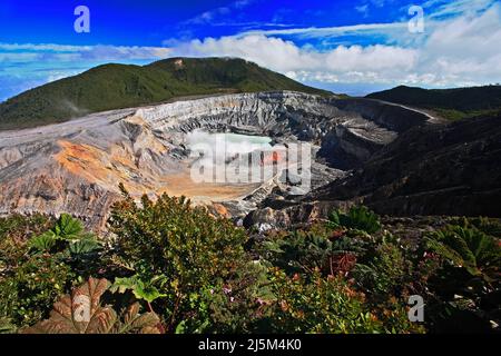 Il cratere e il lago del vulcano Poas in Costa Rica. Paesaggio vulcanico dalla Costa Rica. Vulcano attivo con cielo blu con nuvole. Lago caldo in th Foto Stock