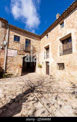 Strade medievali e facciate a Medinaceli, città storica della provincia di Soria, Spagna. Foto Stock