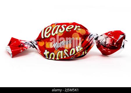 Festeggiamenti Maltesers cioccolato su sfondo bianco Foto Stock