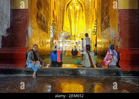 Adoratori buddisti al Tempio di Ananda, situato a Bagan, Myanmar, Birmania Foto Stock