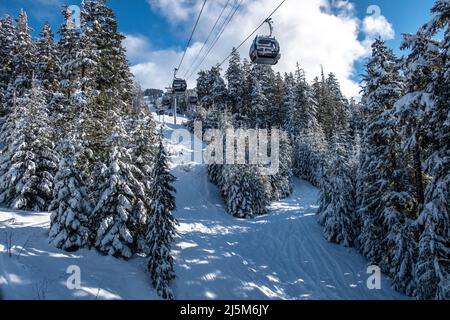 gondola going up Whistler mountain ski resort in BC, Canada Foto Stock