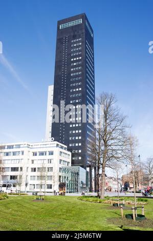 Leeuwarden, Paesi Bassi - 14 aprile 2022: Grande torre nera residenziale o per uffici nel centro di Leeuwarden Foto Stock