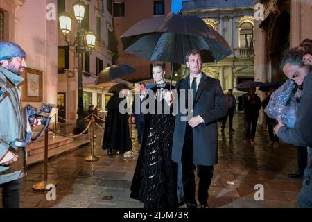 Pierre Casiraghi e Beatrice Borromeo sono in arrivo alla manifestazione Dior del 23 aprile 2022, in occasione della Mostra Internazionale d'Arte 59th a Venezia, Foto Stock