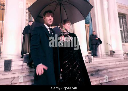 Pierre Casiraghi e Beatrice Borromeo sono in arrivo alla manifestazione Dior del 23 aprile 2022, in occasione della Mostra Internazionale d'Arte 59th a Venezia, Foto Stock
