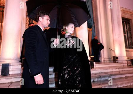 Pierre Casiraghi e Beatrice Borromeo sono in arrivo alla manifestazione Dior del 23 aprile 2022, in occasione della Mostra Internazionale d'Arte 59th a Venezia, Foto Stock