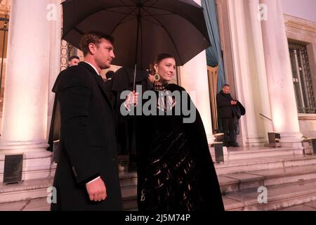 Pierre Casiraghi e Beatrice Borromeo sono in arrivo alla manifestazione Dior del 23 aprile 2022, in occasione della Mostra Internazionale d'Arte 59th a Venezia, Foto Stock