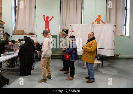 Gli elettori si sono schierati in un seggio elettorale durante il secondo turno delle elezioni presidenziali francesi. Il secondo turno delle elezioni presidenziali francesi, domenica 24 aprile 2022, porterà Emmanuel Macron contro Marine le Pen. A Marsiglia, Jean-Luc Melenchon, terzo al primo turno, vota. Egli rinnova il suo appello all'Unione delle componenti della sinistra per dare la maggioranza dei progressi in Parlamento e per opporsi alle politiche in atto qualunque sia la persona eletta domenica. (Foto di Laurent Coust/SOPA Images/Sipa USA) Foto Stock