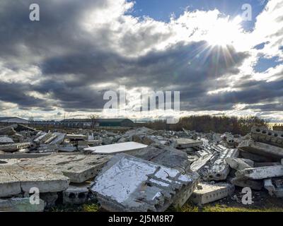 Dettagli di edifici residenziali a pannelli a più piani distrutti dall'esplosione in una grande città industriale. Foto Stock