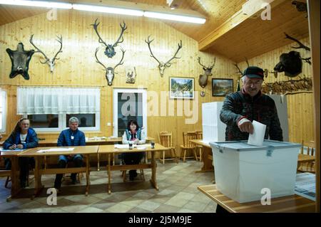 Lobnica, Slovenia. 24th Apr 2022. Un uomo lancia il suo scrutinio in un seggio elettorale durante le elezioni parlamentari slovene a Lobnica. I sondaggi condotti prima delle elezioni indicano una corsa serrata tra il partito democratico sloveno (SDP) di destra del primo ministro Janez Jansa e il movimento ambientalista per la libertà (PS) guidato da Robert Golob. Credit: SOPA Images Limited/Alamy Live News Foto Stock