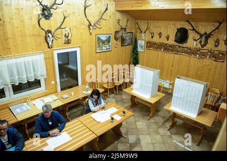 Lobnica, Slovenia. 24th Apr 2022. I funzionari delle elezioni si sono visti alle loro scrivanie presso il seggio durante le elezioni parlamentari slovene a Lobnica. I sondaggi condotti prima delle elezioni indicano una corsa serrata tra il partito democratico sloveno (SDP) di destra del primo ministro Janez Jansa e il movimento ambientalista per la libertà (PS) guidato da Robert Golob. (Foto di Milos Vujinovic/SOPA Images/Sipa USA) Credit: Sipa USA/Alamy Live News Foto Stock