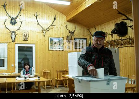 Lobnica, Slovenia. 24th Apr 2022. Un uomo lancia il suo scrutinio in un seggio elettorale durante le elezioni parlamentari slovene a Lobnica. I sondaggi condotti prima delle elezioni indicano una corsa serrata tra il partito democratico sloveno (SDP) di destra del primo ministro Janez Jansa e il movimento ambientalista per la libertà (PS) guidato da Robert Golob. (Foto di Milos Vujinovic/SOPA Images/Sipa USA) Credit: Sipa USA/Alamy Live News Foto Stock