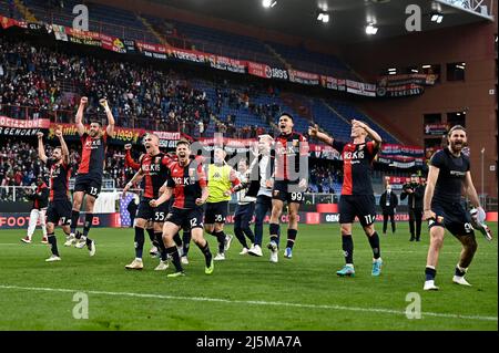 Genova, Italia. 24 aprile 2022. I giocatori del CFC di Genova festeggiano la vittoria al termine della serie A tra Genova CFC e Cagliari Calcio. Credit: Nicolò campo/Alamy Live News Foto Stock