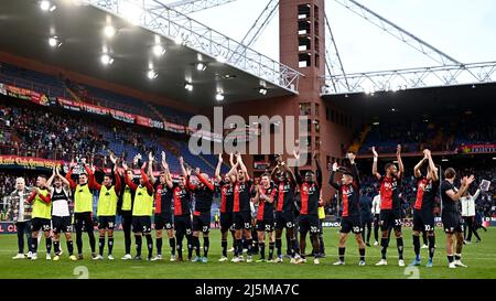 Genova, Italia. 24 aprile 2022. I giocatori del CFC di Genova festeggiano la vittoria al termine della serie A tra Genova CFC e Cagliari Calcio. Credit: Nicolò campo/Alamy Live News Foto Stock