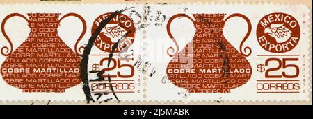 Foto di due francobolli messicani Uniti con un'illustrazione di caraffe di rame martellato per l'esportazione Foto Stock
