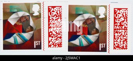 Foto di due francobolli inglesi nella serie natalizia Sacrocubista con un dipinto di Madonna col Bambino e codici a barre 2021 Foto Stock