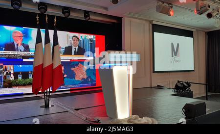 Parigi, Francia. 24th Apr 2022. La campagna del candidato presidenziale francese Marine le Pen ha sede Pavillon d'Armenonville, Parigi, Francia, domenica 24 aprile, 2022. Le agenzie di voto francesi stanno progettando che il centristo in carica Emmanuel Macron vincerà il runoff presidenziale della Francia domenica, battendo il rivale di estrema destra Marine le Pen in una corsa stretta che è stata offuscata dalla guerra Ucraina e ha visto un aumento nel sostegno alle idee estremiste. Credit: Linda Salajkova/CTK Photo/Alamy Live News Foto Stock